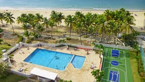A beachfront property with a swimming pool and a tennis court. - Isla Bella (Carolina)