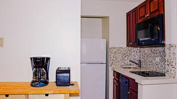 Full-size fridge, microwave, oven, stovetop