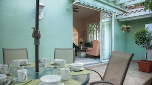 Outdoor dining - Villa Verde (San Juan)