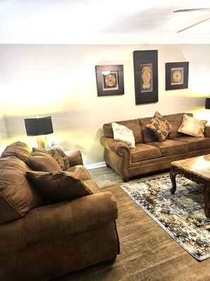 Smart TV y chimenea 