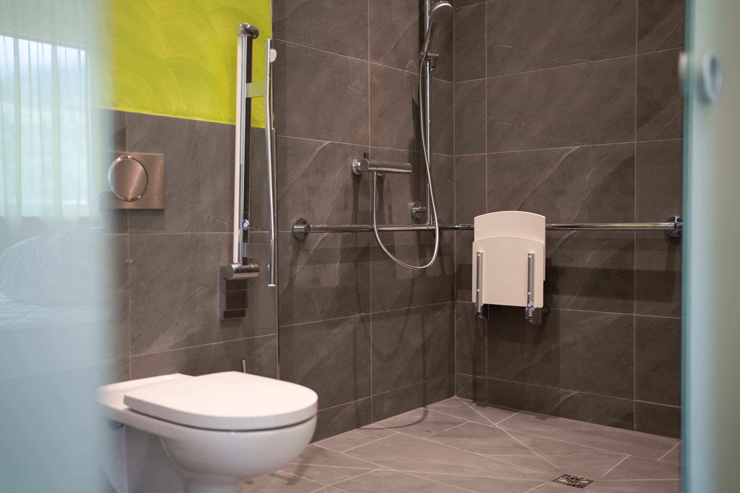 standard double room | bathroom | shower, hair dryer, heated floors, towels