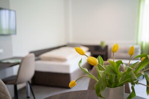Business Triple Room | Living area | 32-inch flat-screen TV with satellite channels, TV, first-run movies - eee hotel Liezen (Liezen)