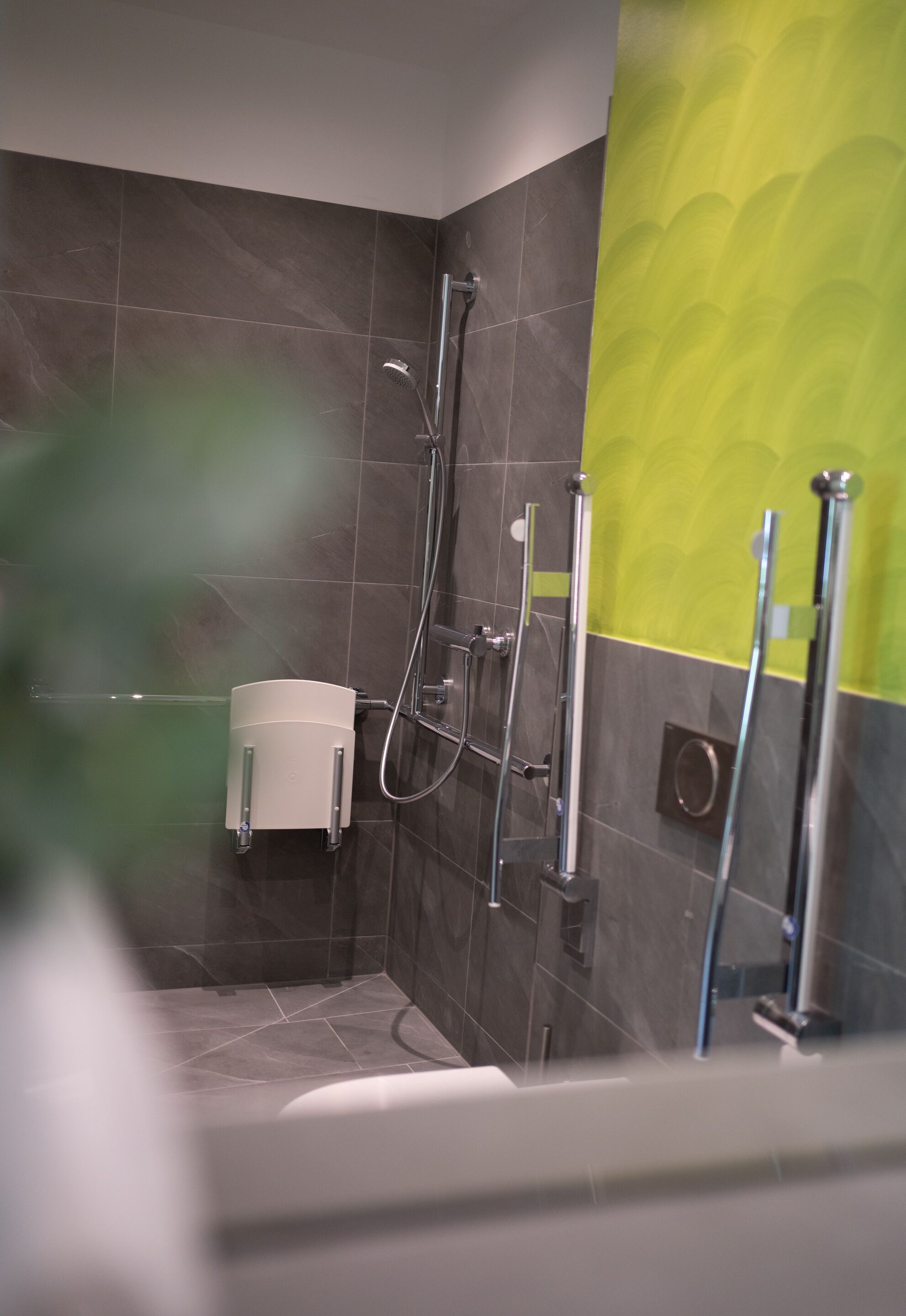 Un baño moderno con ducha, inodoro y secamanos.