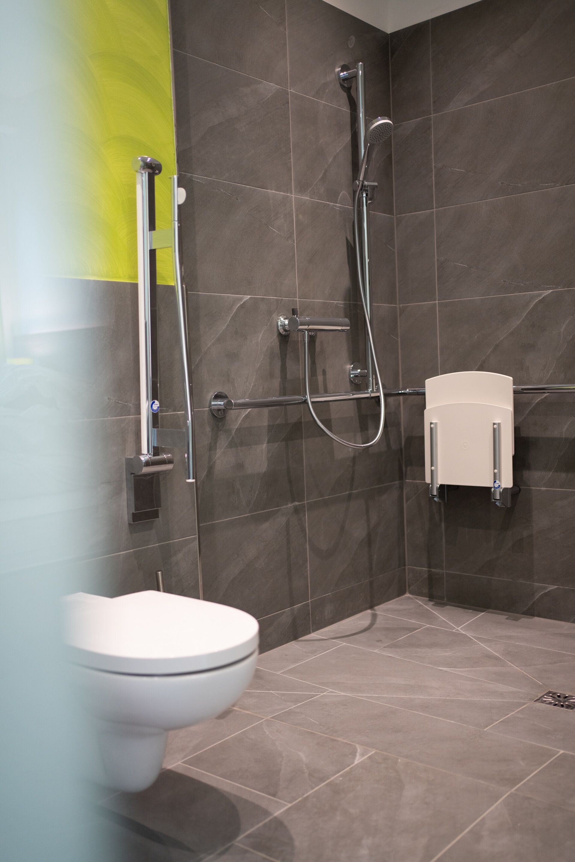 standard double room | bathroom | shower, hair dryer, heated floors, towels