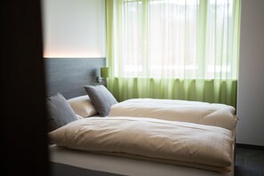 In-room safe, desk, laptop workspace, soundproofing - eee hotel Liezen (Liezen)
