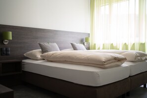 In-room safe, desk, laptop workspace, soundproofing - eee hotel Liezen (Liezen)