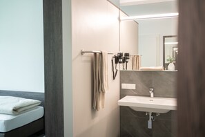 Phòng đơn Business | Phòng tắm | Buồng tắm vòi sen, máy sấy tóc, sàn nhà có sưởi, khăn tắm 