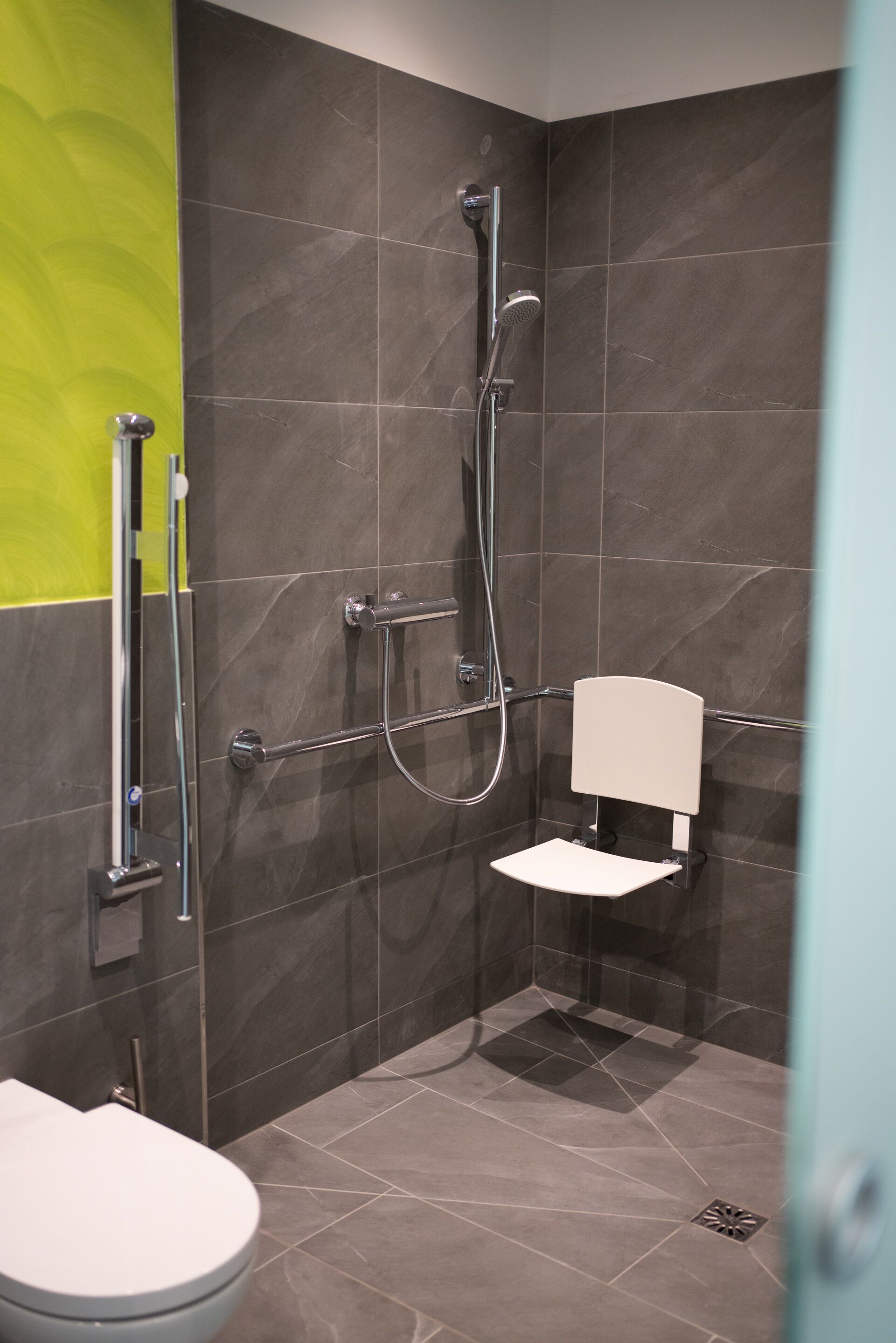 standard double room | bathroom | shower, hair dryer, heated floors, towels