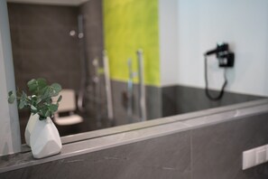 Standard Double Room | Bathroom amenities | Shower, hair dryer, heated floors, towels - eee hotel Liezen (Liezen)