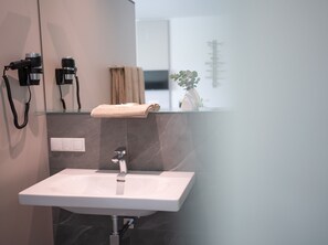 Shower, hair dryer, heated floors, towels - eee hotel Liezen (Liezen)