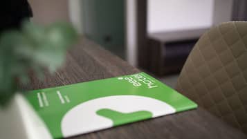 Una carpeta verde con texto blanco sobre una mesa de madera.