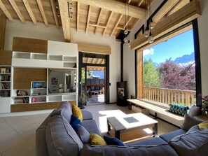 Televisio, takka, kirjoja