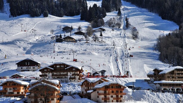 A snow-covered ski resort with chalet-style buildings, ski slopes, and a ski lift. - Ski-in/ski-out apartment with terrace, pet-friendly, Flumet (Flumet)