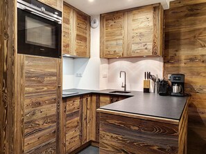 Réfrigérateur, four, lave-vaisselle, cafetière/bouilloire