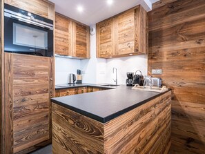 Kühlschrank, Ofen, Geschirrspüler, Wasserkocher mit Kaffee-/Teezubehör