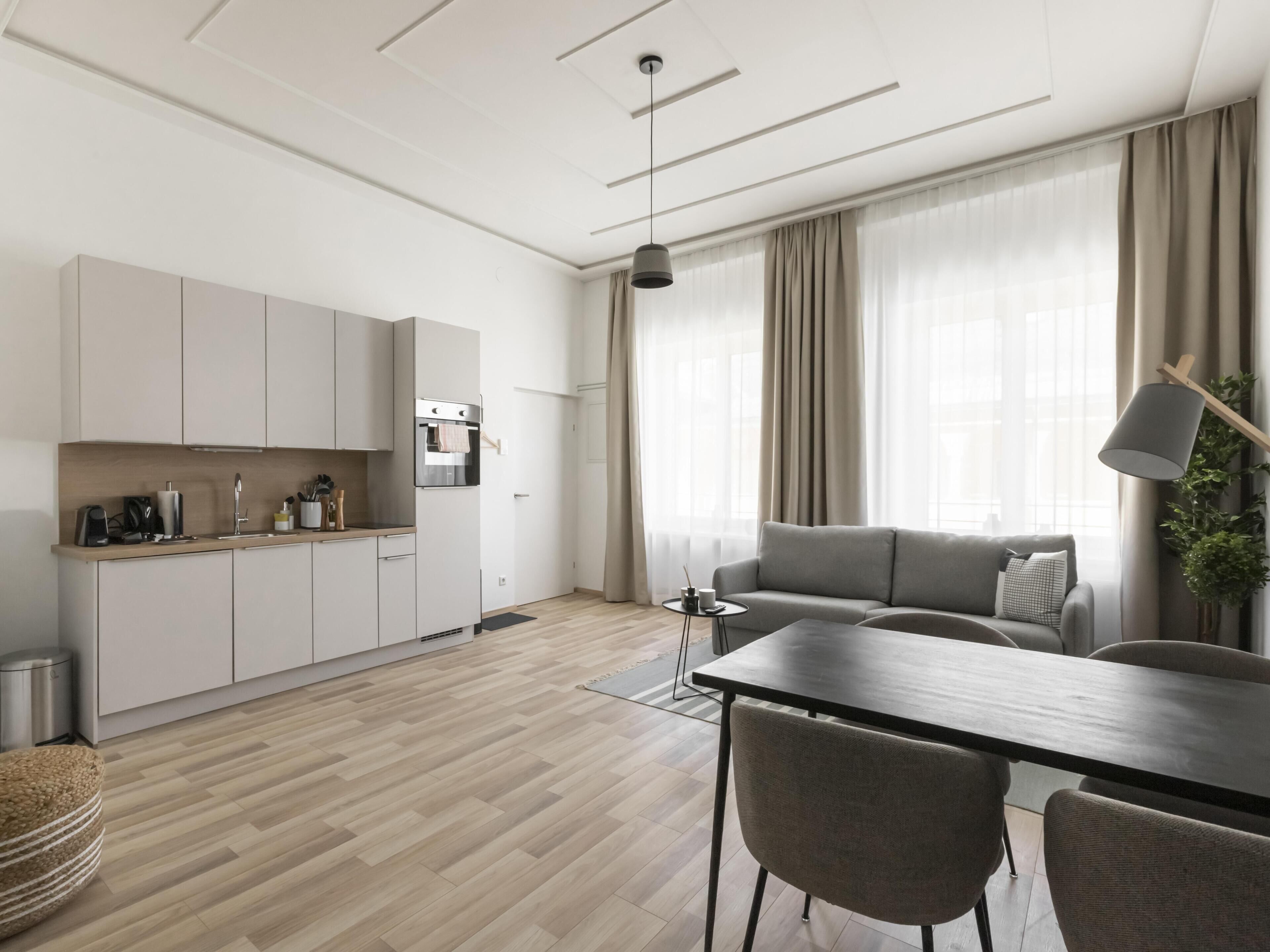 Een modern appartement met keuken, eetgedeelte en woonkamer.