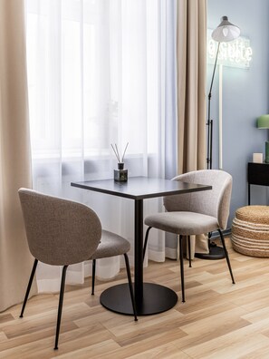 Suite L | Living area | TV - Limehome Villach Kirchenplatz (Villach)