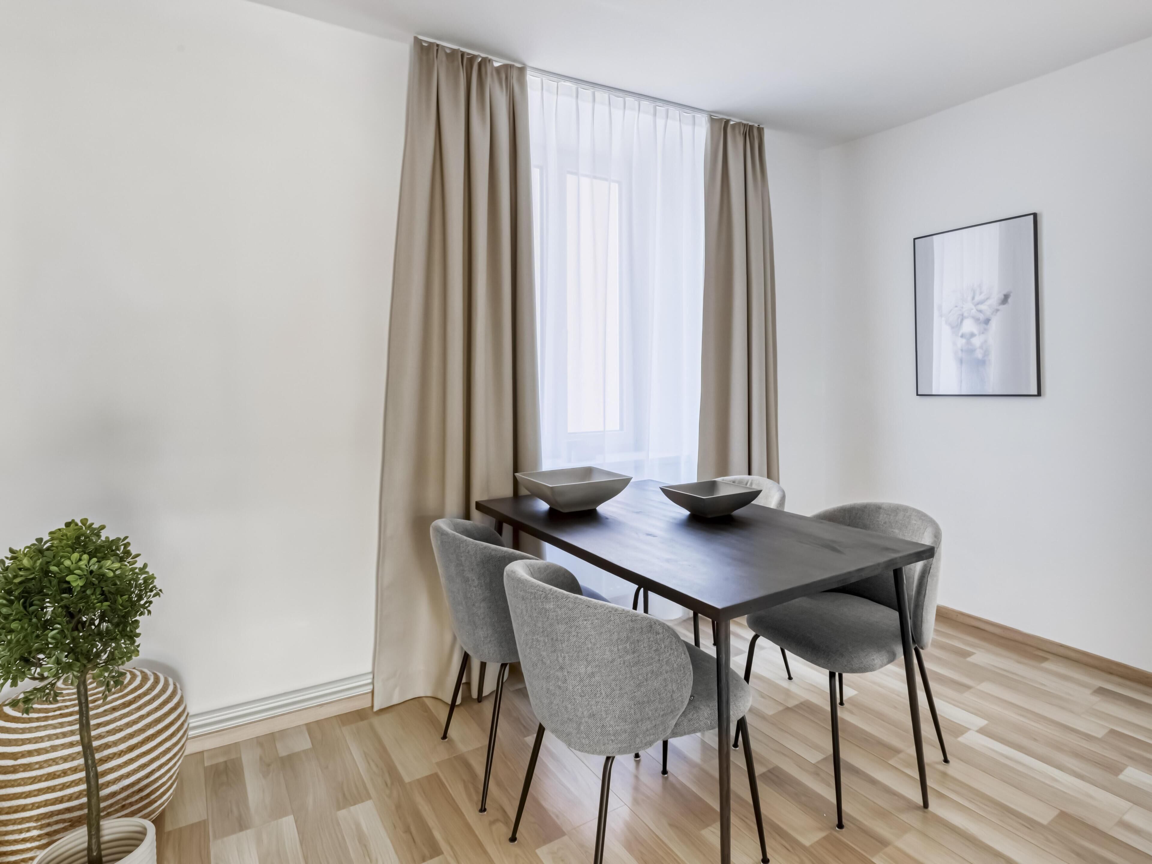 One-bedroom Suite with separate kitchen | In-room dining