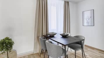 One-bedroom Suite with separate kitchen | In-room dining