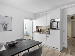 One-bedroom Suite with separate kitchen | Living area | TV - Limehome Villach Kirchenplatz (Villach)