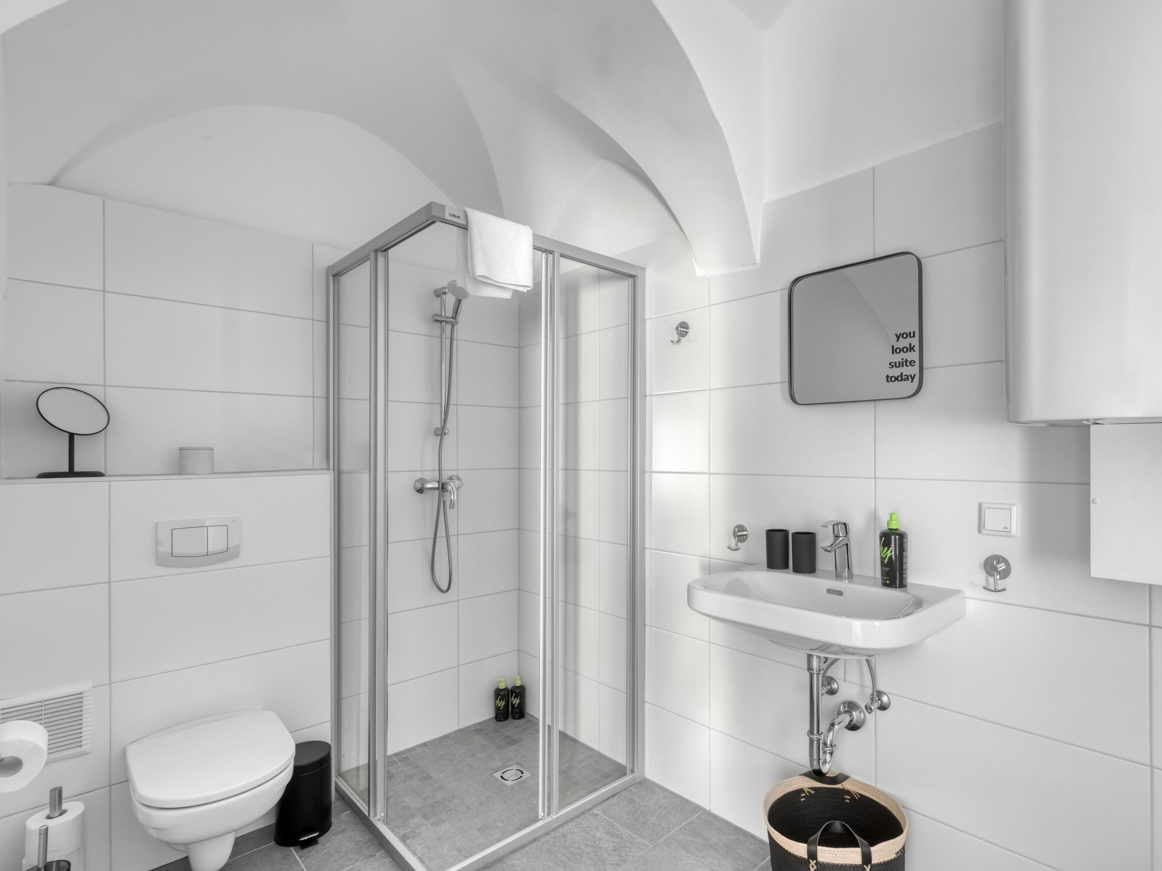 One-bedroom Suite with separate kitchen | Badezimmer | Dusche, Haartrockner, Handtücher