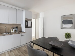 One-bedroom Suite with separate kitchen | Living area | TV - Limehome Villach Kirchenplatz (Villach)