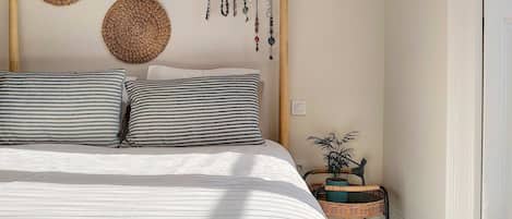 3 bedrooms, desk, iron/ironing board, travel crib