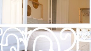 3 quartos, escrivaninha, ferros/tábuas de passar roupa, berço de viagem