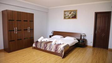 Suite estudio | Caja de seguridad en la habitación, cortinas blackout y insonorización