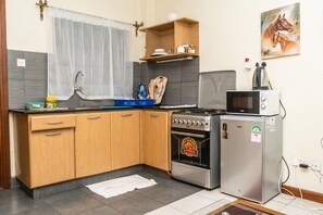 Microwave, cookware/dishes/utensils