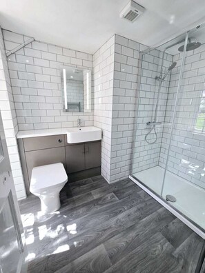 Family Room with Private bathroom | Salle de bain | Douche, articles de toilette (gratuits), séchoir à cheveux