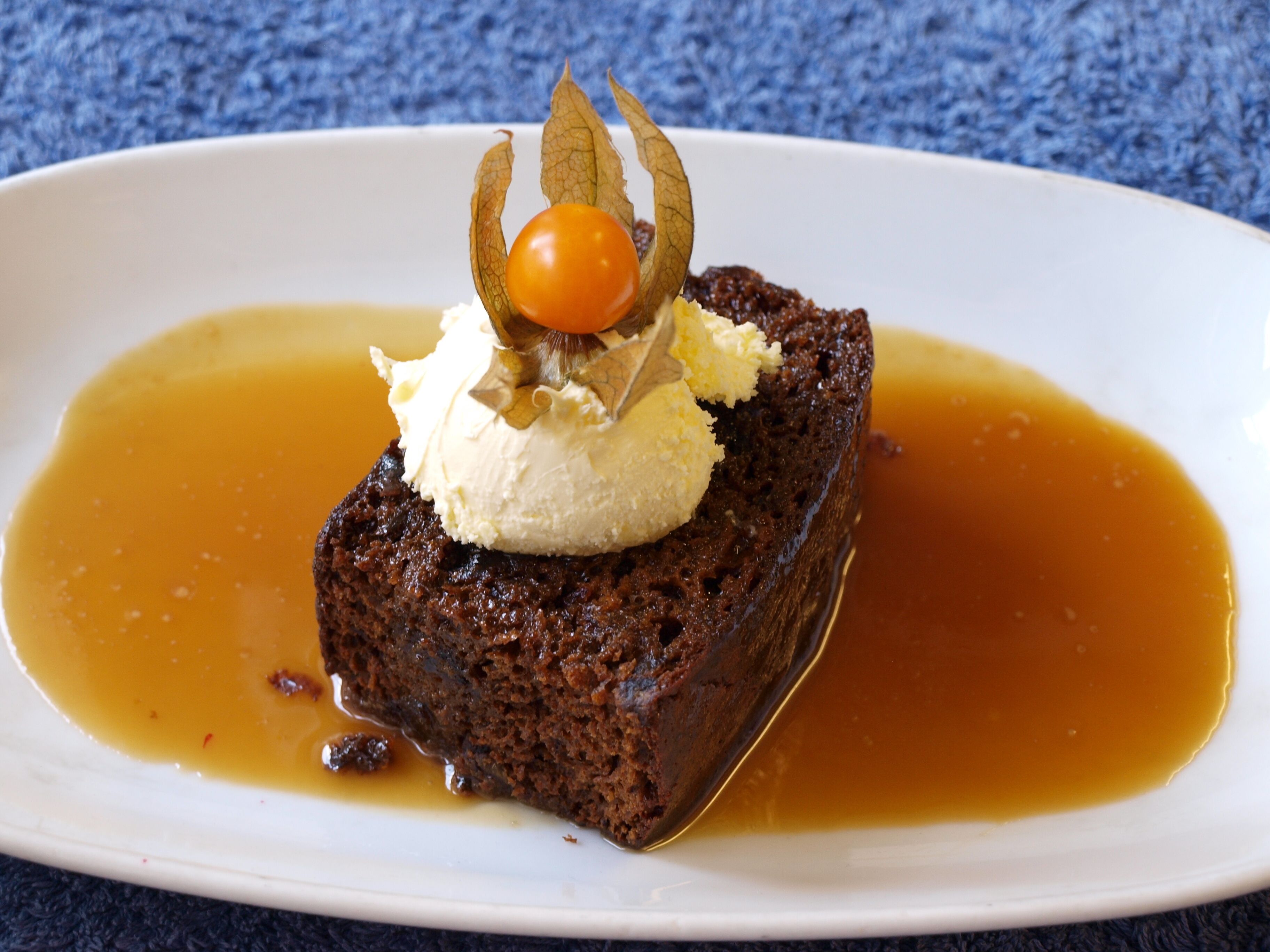 Un postre en un plato blanco con salsa de caramelo.