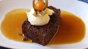 Un postre en un plato blanco con salsa de caramelo.