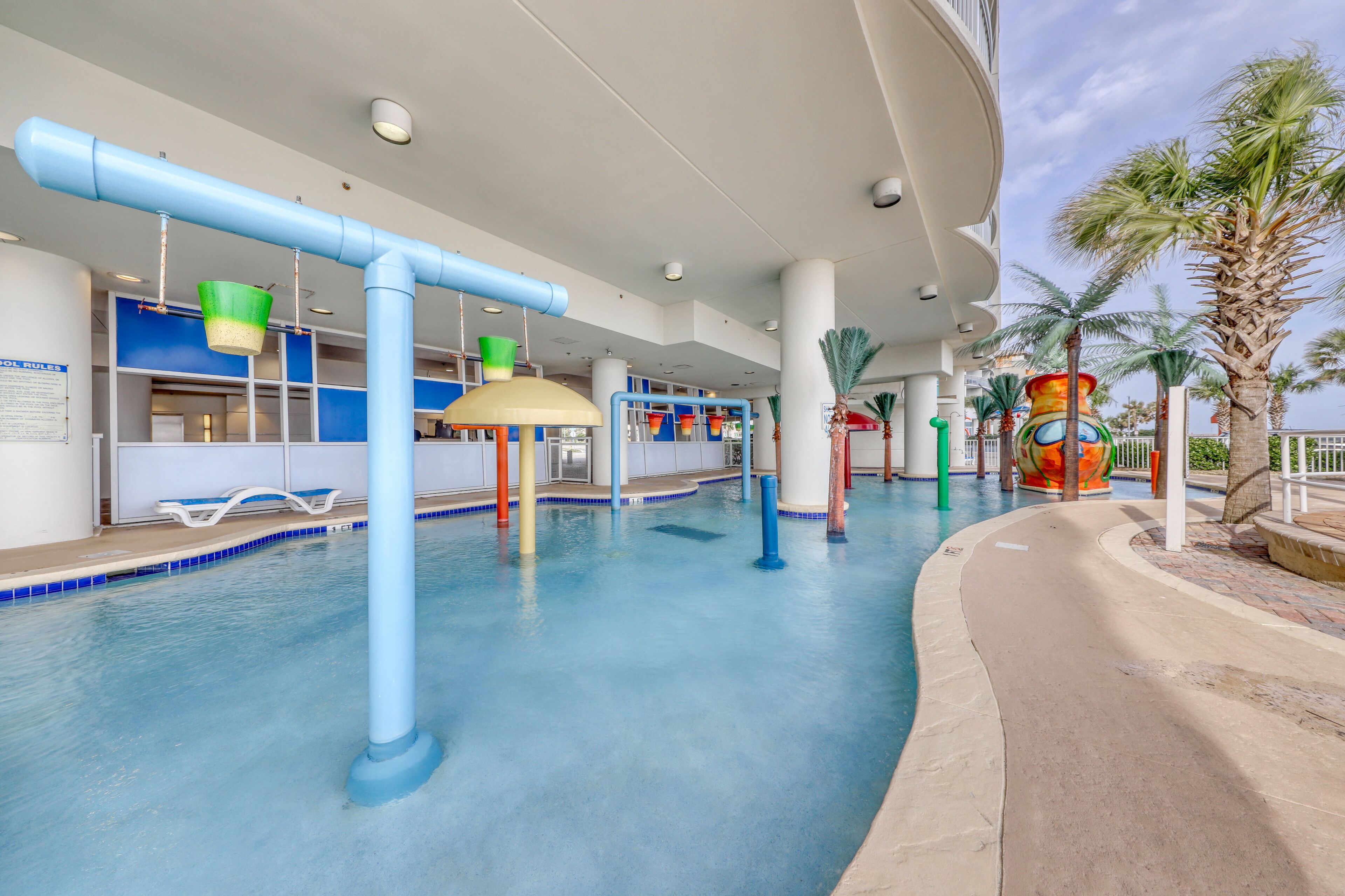 Innendørsbasseng og et oppvarmet basseng