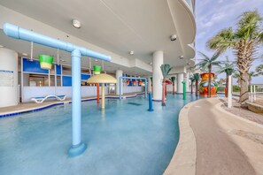 Innendørsbasseng og et oppvarmet basseng