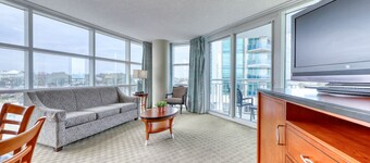 Upea ja valoisa huoneisto merinäköalalla, uima-allas ja kuntokeskus!