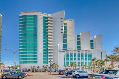 Waterfront condo w/ ocean views, shared pools/spa, lazy river, fitness room