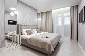 Lägenhet Deluxe - 2 sovrum - icke-rökare - balkong | Värdeförvaringsskåp på rummet, skrivbord och arbetsyta för laptop