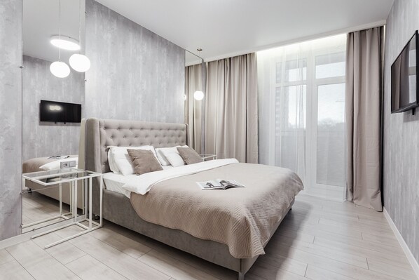 Lägenhet Deluxe - 2 sovrum - icke-rökare - balkong | Värdeförvaringsskåp på rummet, skrivbord och arbetsyta för laptop