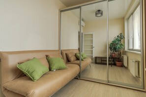 Lägenhet - 3 sovrum | Värdeförvaringsskåp på rummet, skrivbord och arbetsyta för laptop