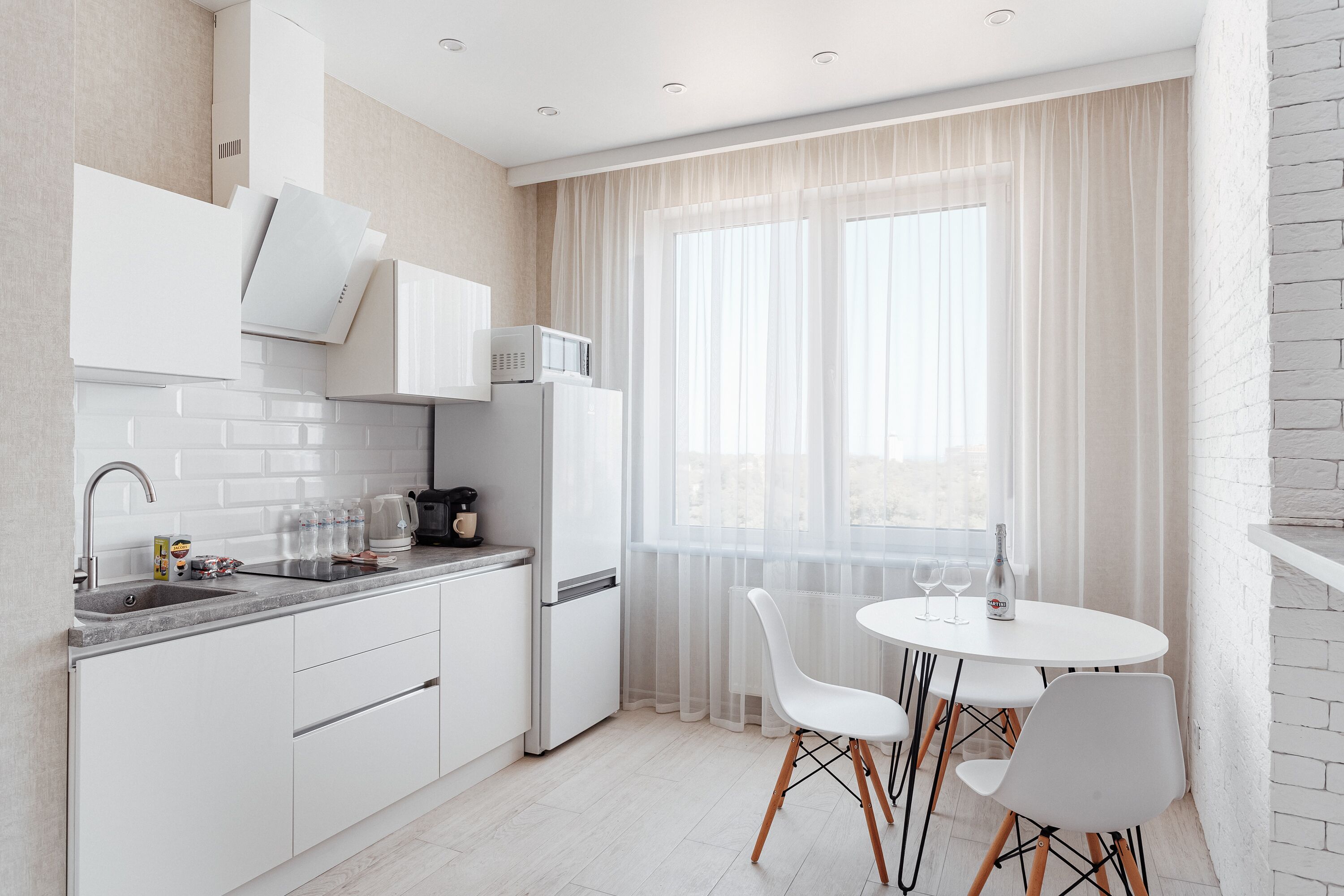 Studio | Dapur kecil pribadi | Lemari es, microwave, oven, dan kompor