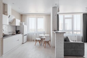 Studio | Eget pentry | Kylskåp, mikrovågsugn, ugn och spishäll