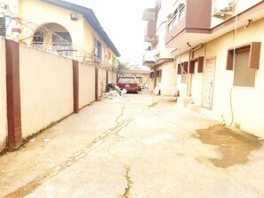 Property grounds - Raphael's Place with Kitchen, Washing Machine and Free Wifi (Lagos)