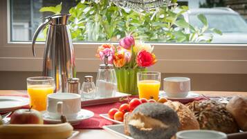 Colazione a buffet, servita tutte le mattine (8 EUR a persona)