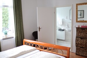 Basic Double Room | Free WiFi, bed sheets - Hotel Alt-Lennep (Remscheid)