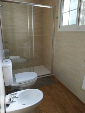 Doccia, asciugacapelli, bidet, asciugamani