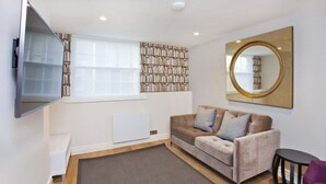 Apartamento, 2 habitaciones | Zona de estar | Una televisión de pantalla plana, Netflix, servicios de streaming