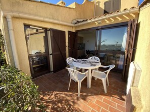 تناول الطعام بالخارج