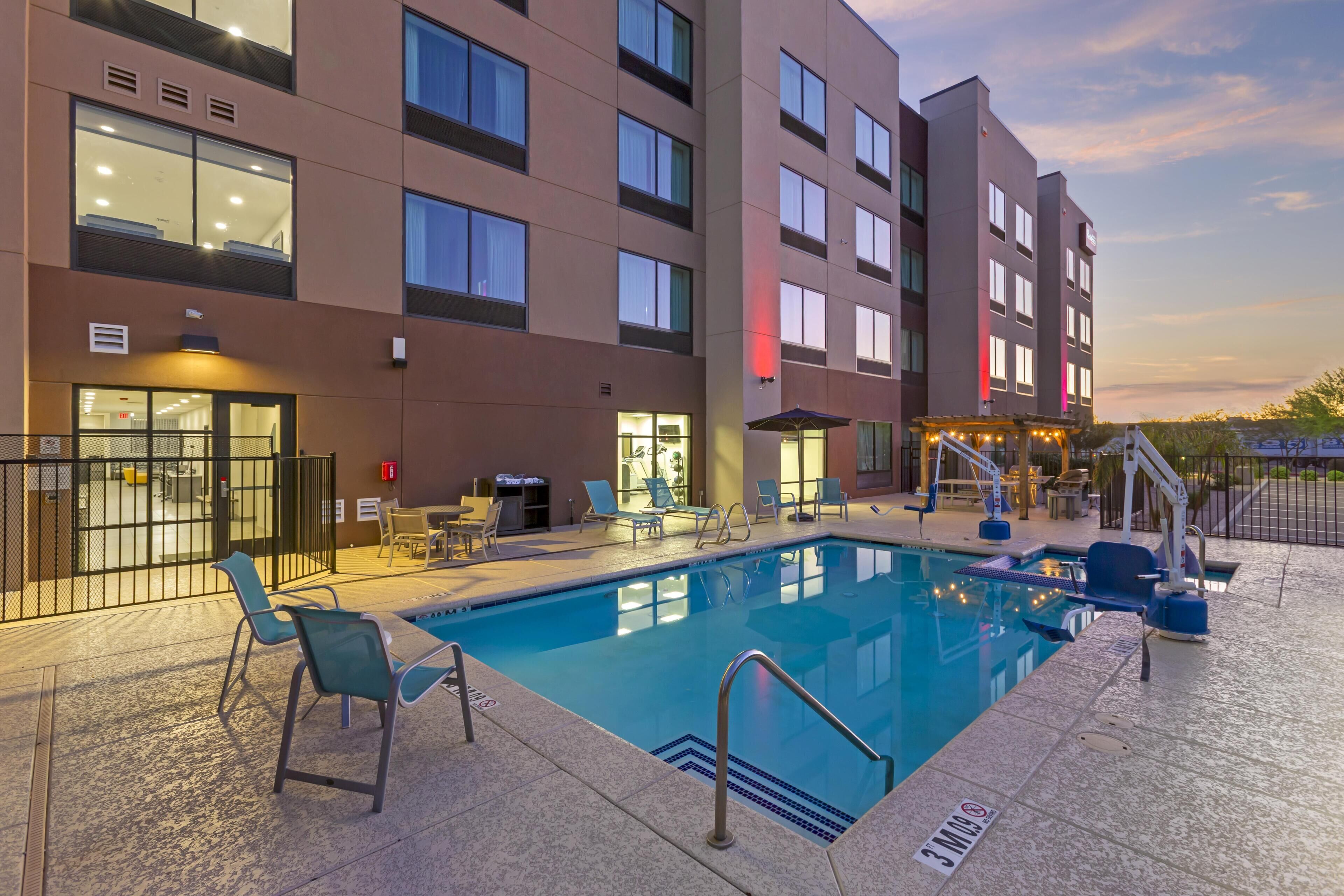 Ulkouima-allas avoinna 8.00–20.00, aurinkotuoleja