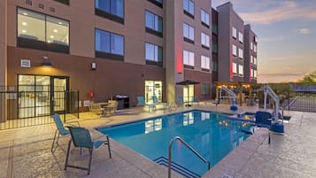 Ulkouima-allas avoinna 8.00–20.00, aurinkotuoleja